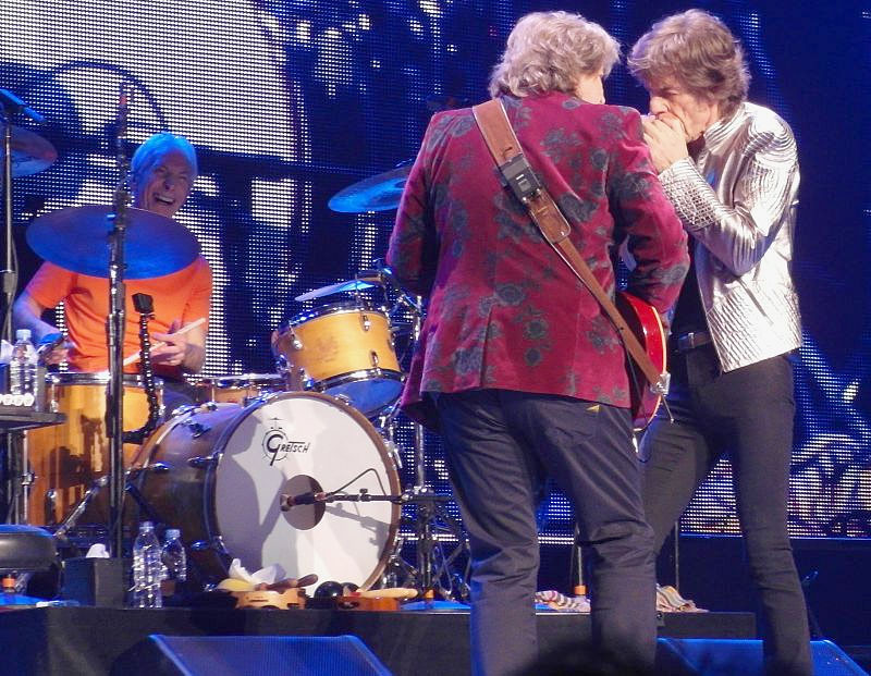 Rolling stones hackney. Rolling Stones on Stage. Роллинг стоунз Клинтон. Rolling Stones on Stage 60. Rolling Stones 2012.