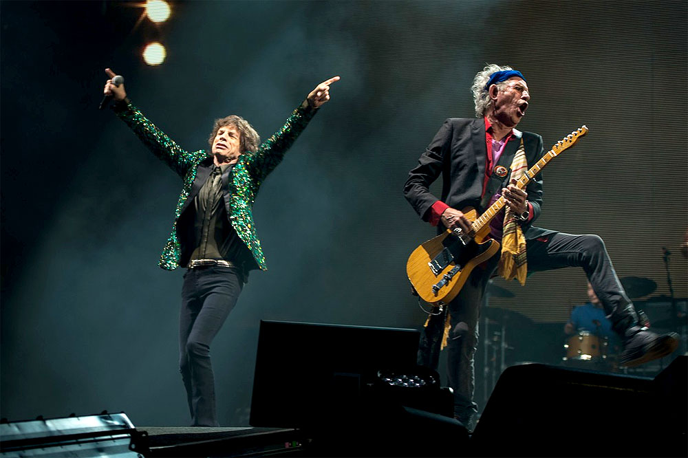 Rolling stones hackney. Rolling Stones on Stage. Мик Джаггер и кит Ричардс. Mick Jagger the Rolling Stones Live Hyde Park 2013. Rolling Stones in Lucca.