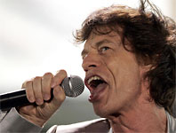 Mick Jagger of the Rolling Stones performs during the Rolling Stones' "A Bigger Bang" free concert on Copacabana Beach in Rio de Janeiro February 18, 2006. (REUTERS/Sergio Moraes)